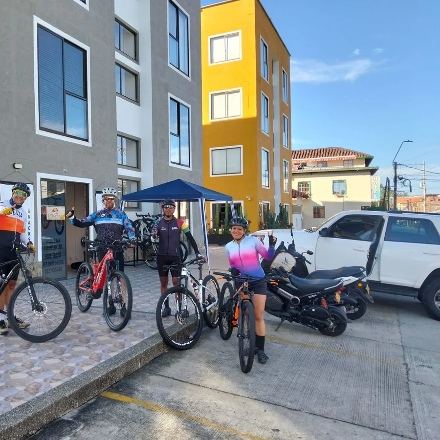Fachada del punto de encuentro de Bike Tours en Pueblo Tapao